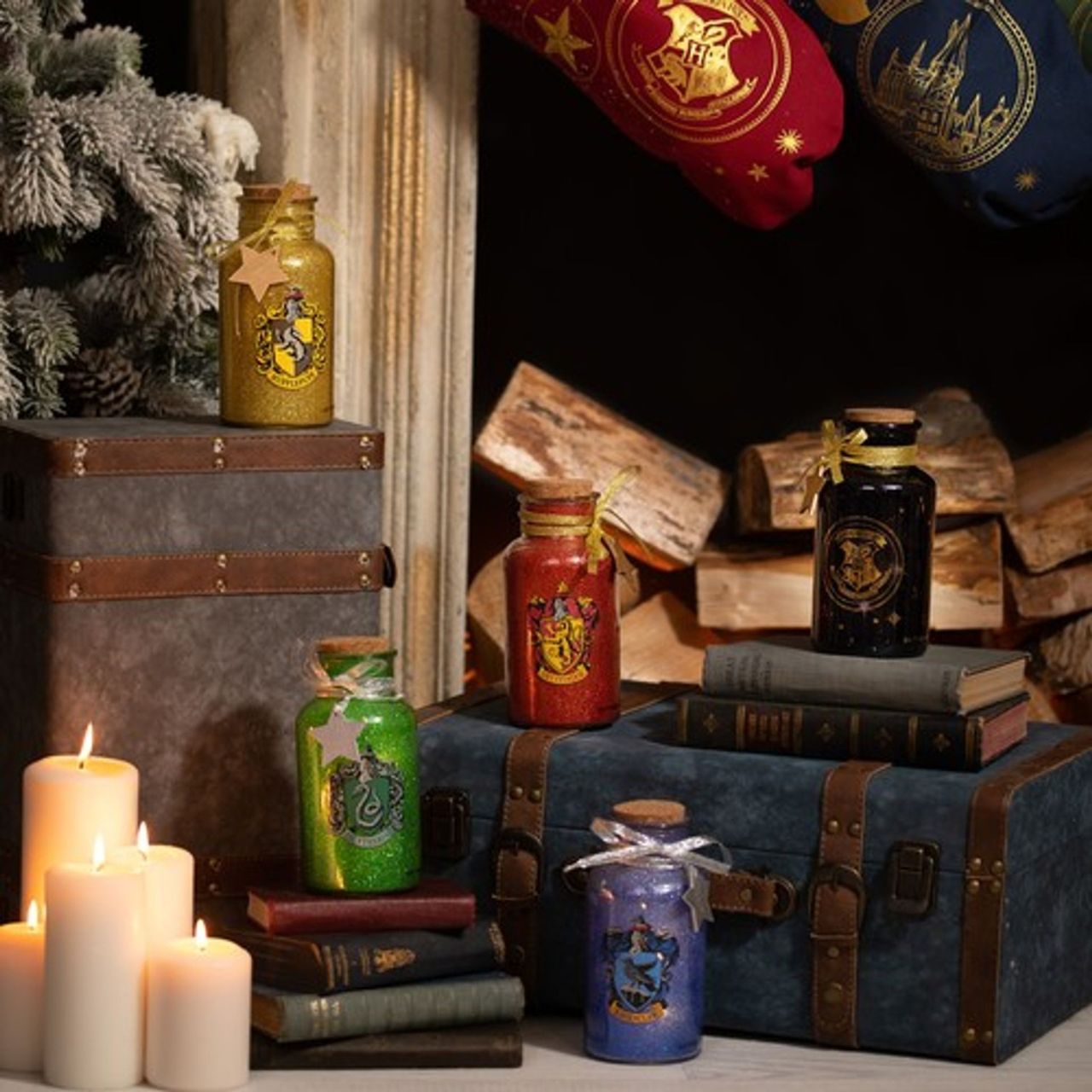 Harry Potter LED Light Up Glass Jar House - Slytherin  Lumos maxima! Light up your home this Christmas with these LED glass jar lights. With a glitter design and featuring all four houses, these accessories are sure to add a sprinkle of magic.