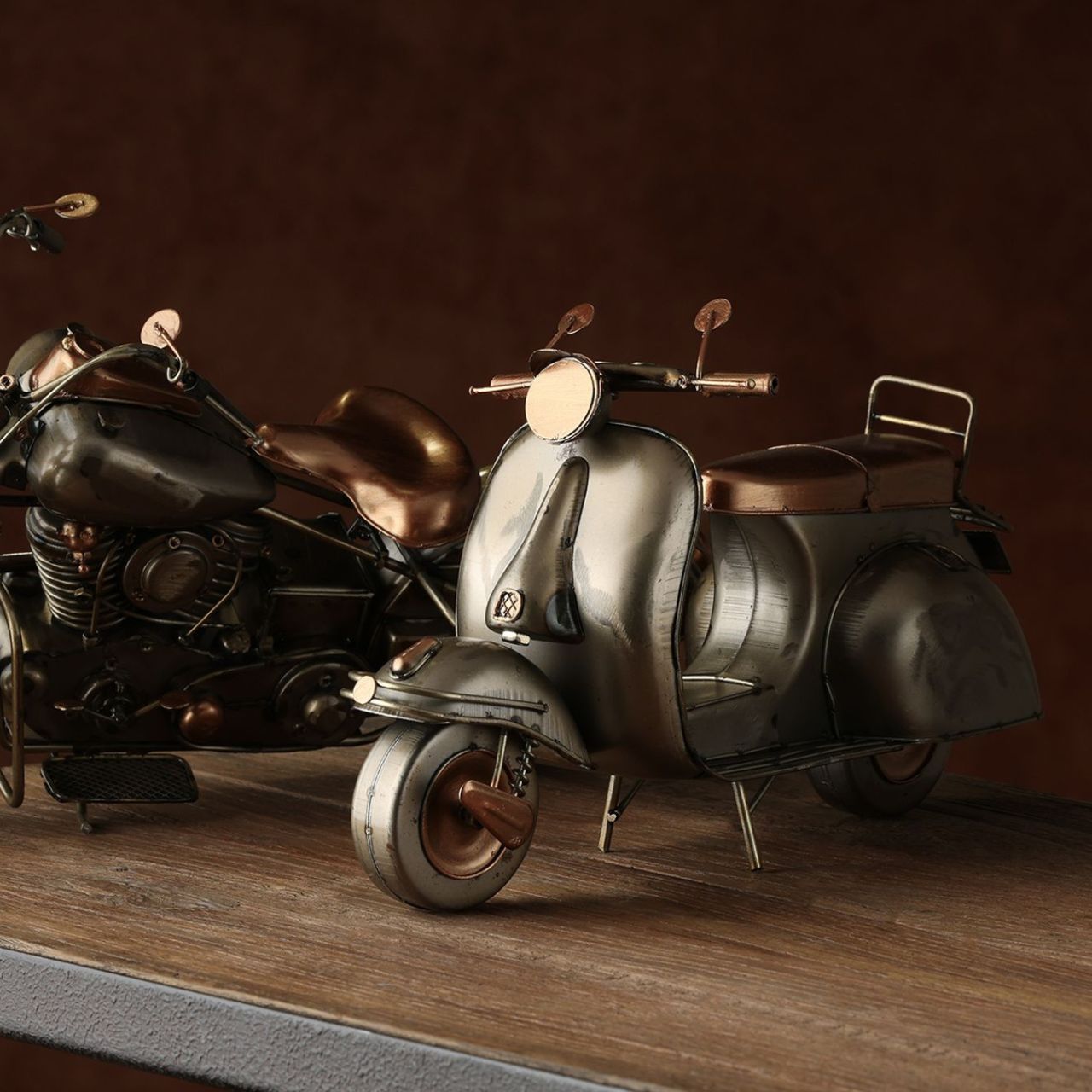 Add a dash of retro charm to your décor with the Harvey Makin Ornament - Scooter. Crafted with attention to detail, this vintage-style scooter reflects an era of classic design and style.