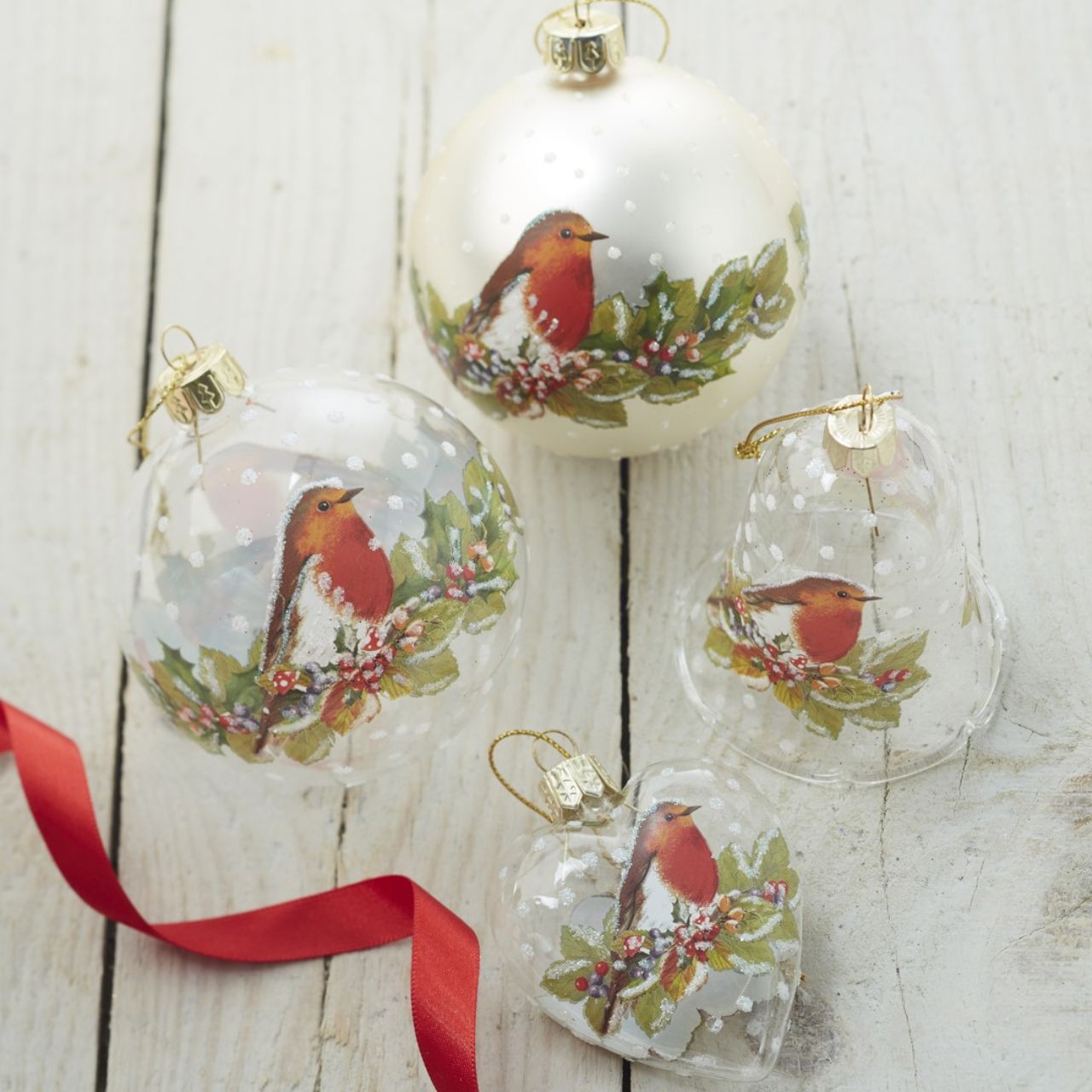 Gisela Graham Heart-Shaped Bauble with Robin Christmas Decoration  This unique heart-shaped Gisela Graham bauble is decorated with a Robin Christmas decoration, adding a whimsical touch to your holiday tree. Crafted with glass, it is sure to be a treasured family heirloom.