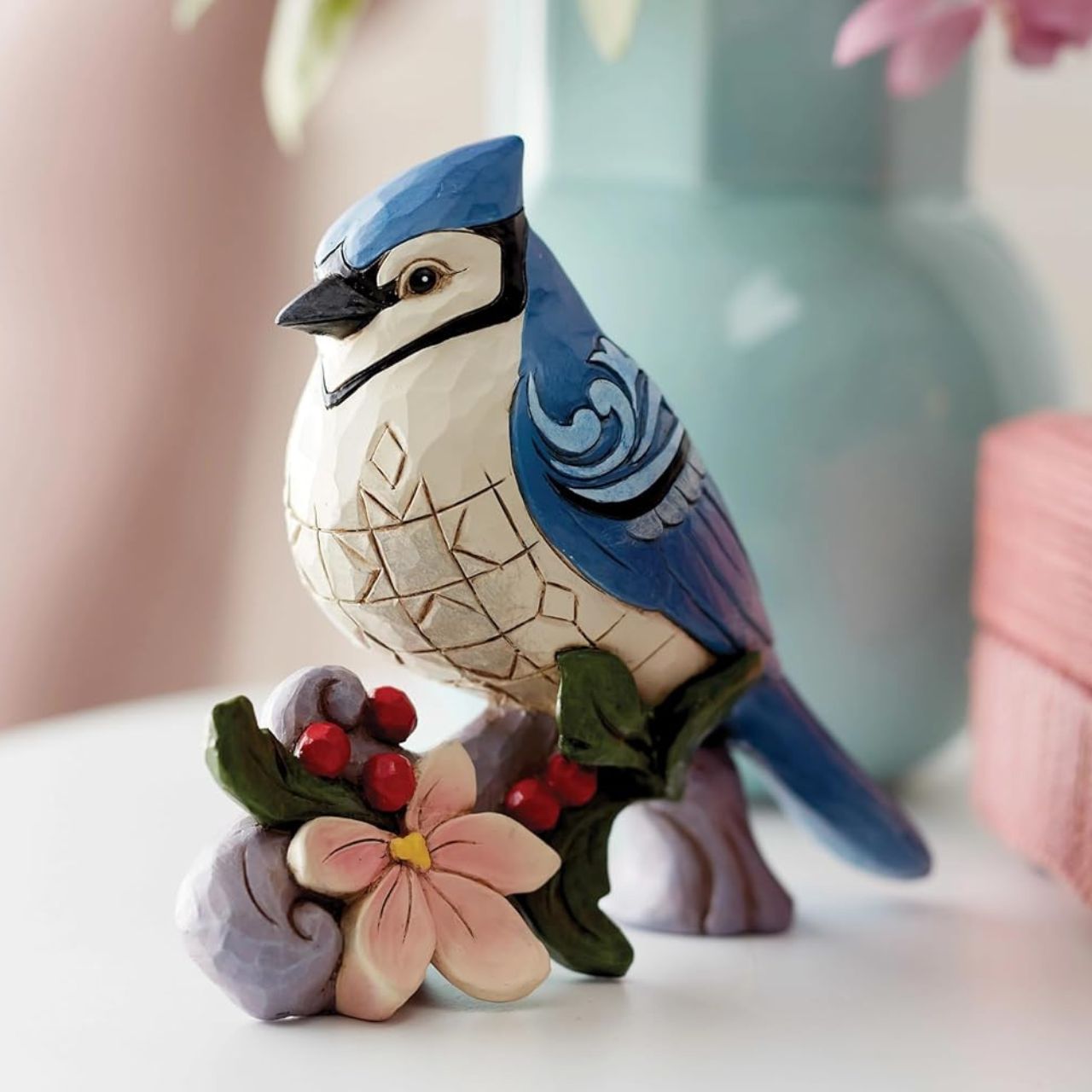 Bring the great outdoors inside with this gorgeous bird bust. Sitting on a branch covered in flowers, this 5 Blue Jay brings grace to any home. Jim Shore's trademark patchwork and rosemale details are complimented by the bust's bright colour.