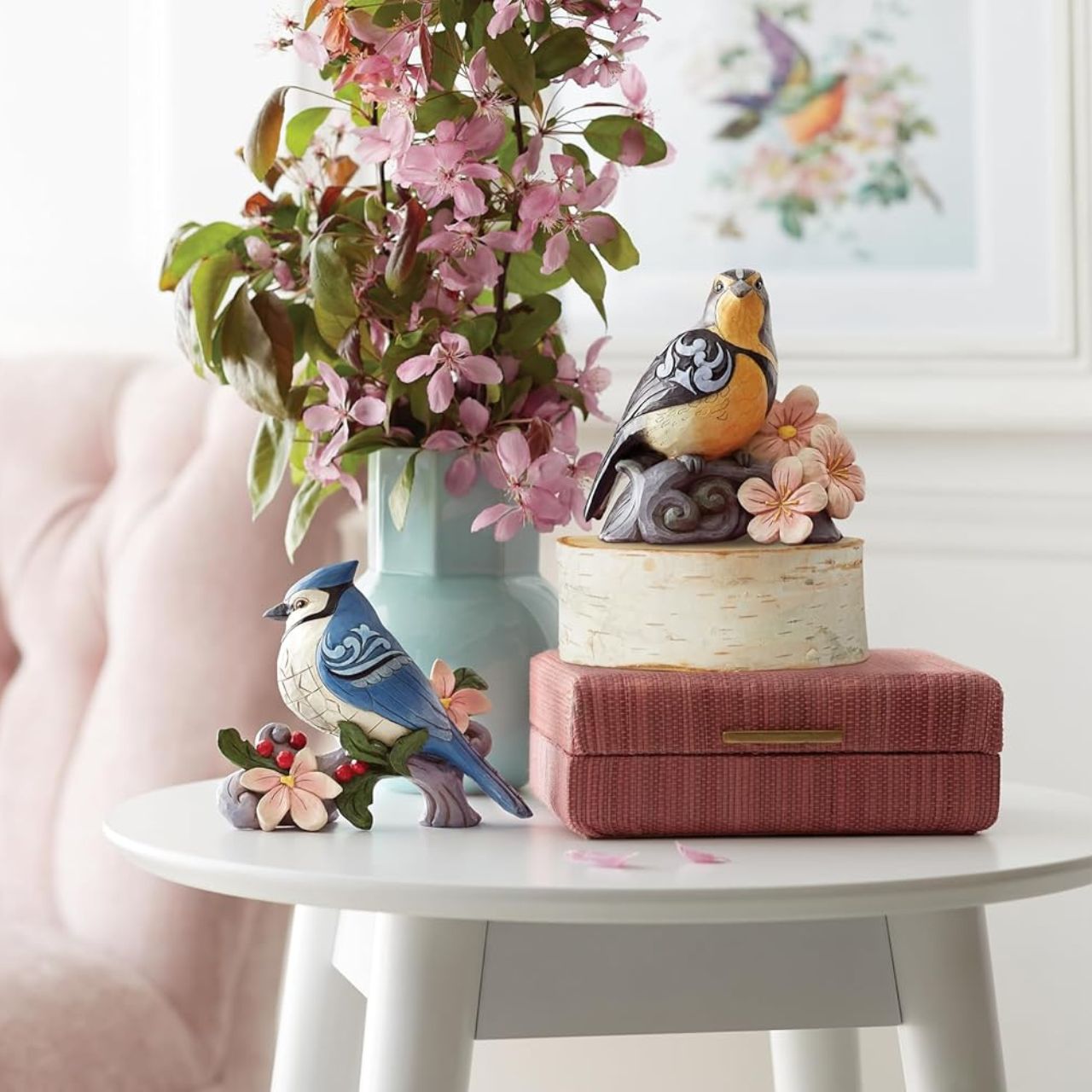 Bring the great outdoors inside with this gorgeous bird bust. Sitting on a branch covered in flowers, this 5 Blue Jay brings grace to any home. Jim Shore's trademark patchwork and rosemale details are complimented by the bust's bright colour.