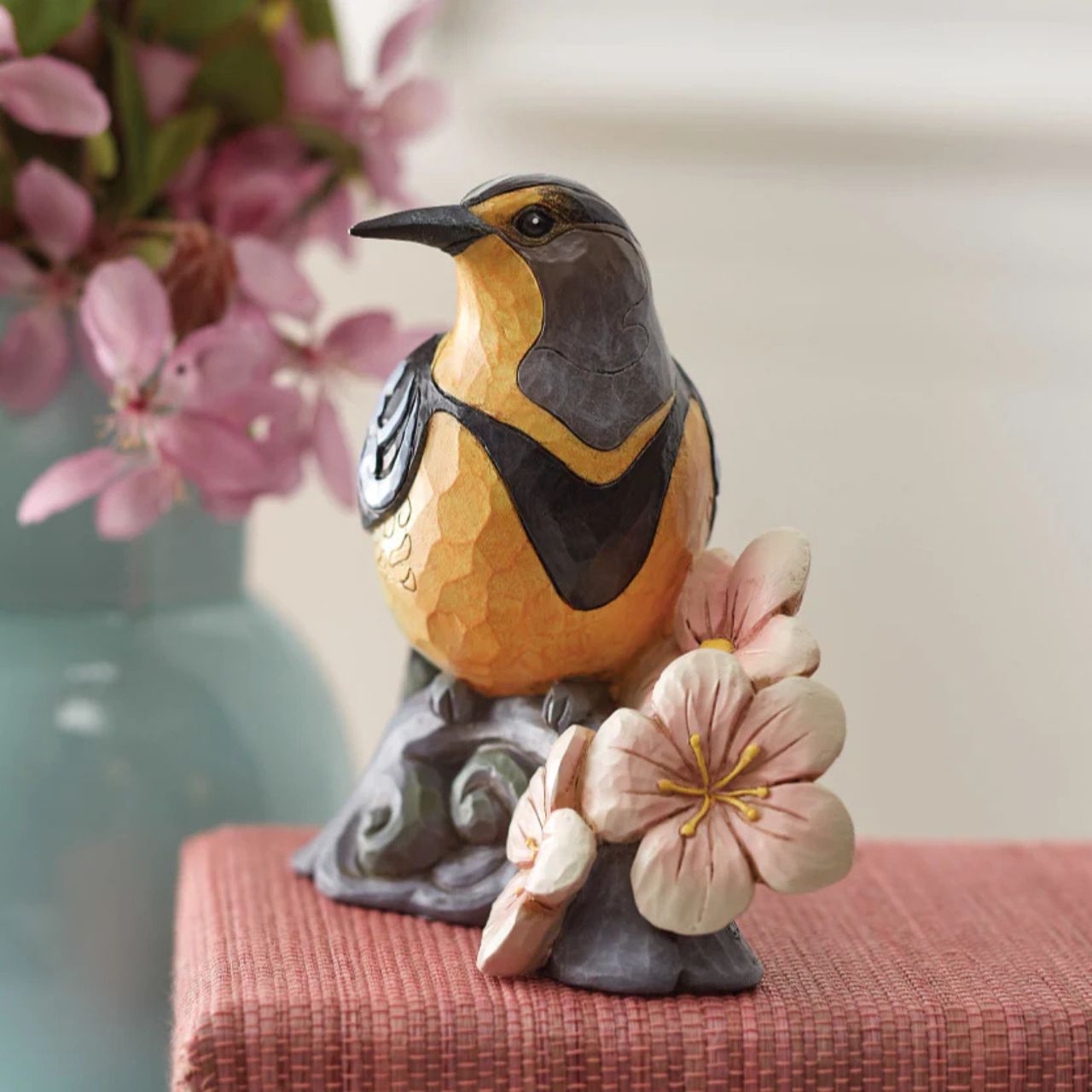 Bring the great outdoors inside with this gorgeous bird bust. Sitting on a branch covered in flowers, this 5" Meadowlark adds grace to any home. Jim Shore's trademark patchwork and rosemale details are complimented by her brightly coloured feathers.