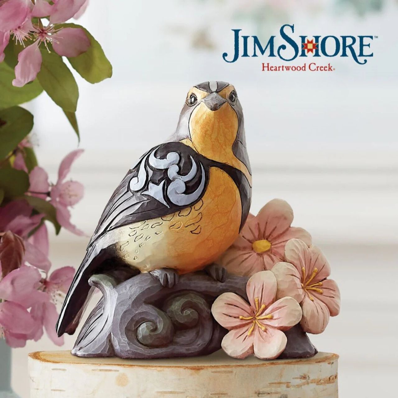 Bring the great outdoors inside with this gorgeous bird bust. Sitting on a branch covered in flowers, this 5" Meadowlark adds grace to any home. Jim Shore's trademark patchwork and rosemale details are complimented by her brightly coloured feathers.
