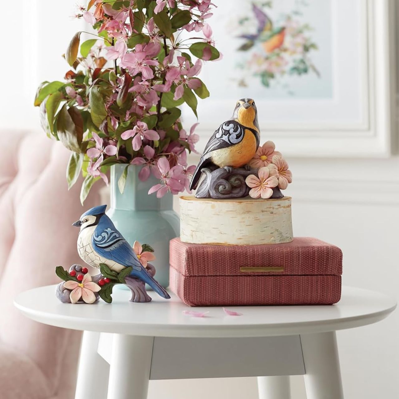 Bring the great outdoors inside with this gorgeous bird bust. Sitting on a branch covered in flowers, this 5" Meadowlark adds grace to any home. Jim Shore's trademark patchwork and rosemale details are complimented by her brightly coloured feathers.