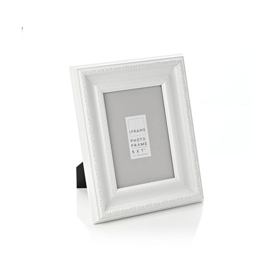 This ornate decorative frame would make a beautiful home for your favourite photos. With a delicate design that lines the exterior of the frame, your friends will be impressed when you make this a classy and stylish feature to your bookshelf or mantel.