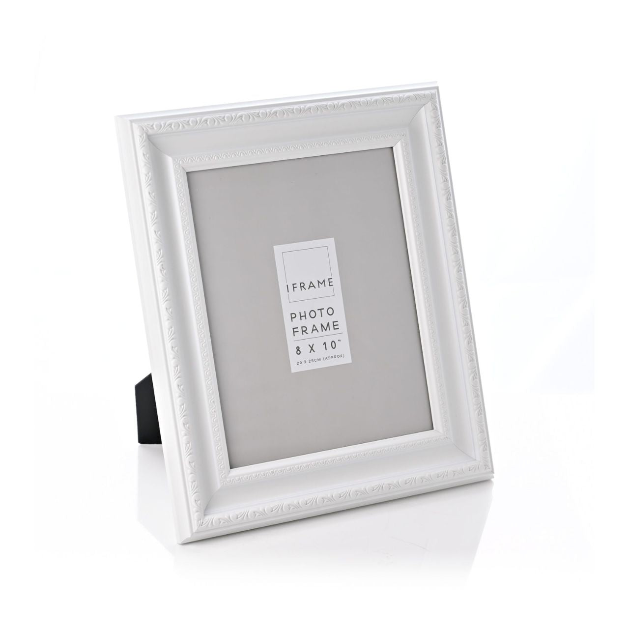 This ornate decorative frame would make a beautiful home for your favourite photos. With a delicate design that lines the exterior of the frame, your friends will be impressed when you make this a classy and stylish feature to your bookshelf or mantel.