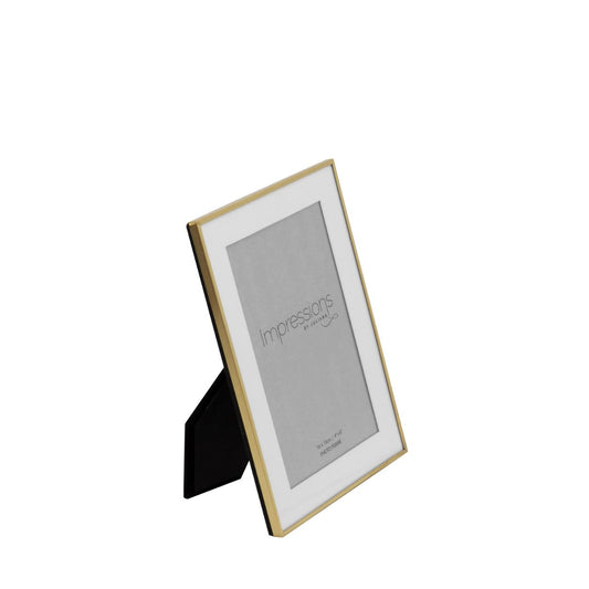 This beautifully simple frame adds a modern touch to the home or office.