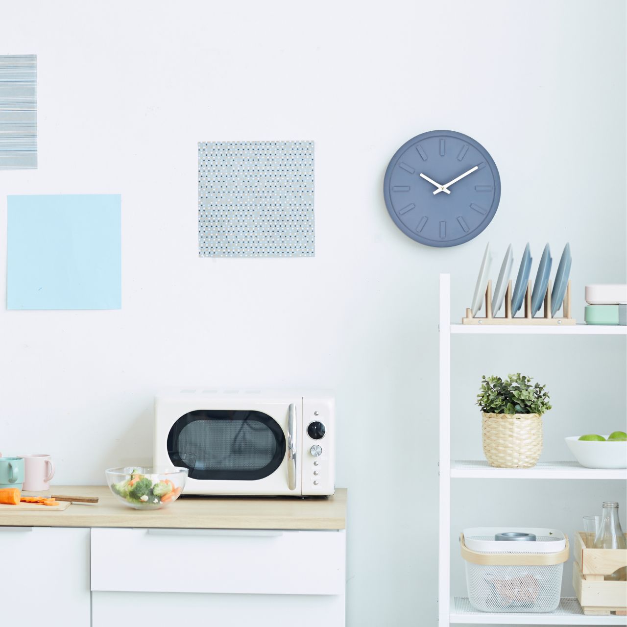 In a captivating navy colour and crafted from MDF with a refined matt finish, this clock is a true embodiment of minimalism. Free from numbers and intricate details, it offers a serene and uncluttered aesthetic to any room.