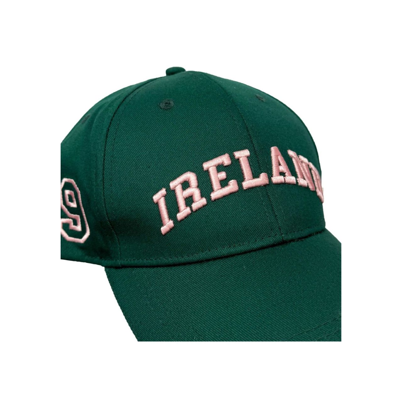 A bold baseball cap combining evergreen and pink tones. Classic shape with modern colour contrast. Ideal for casual outfits.