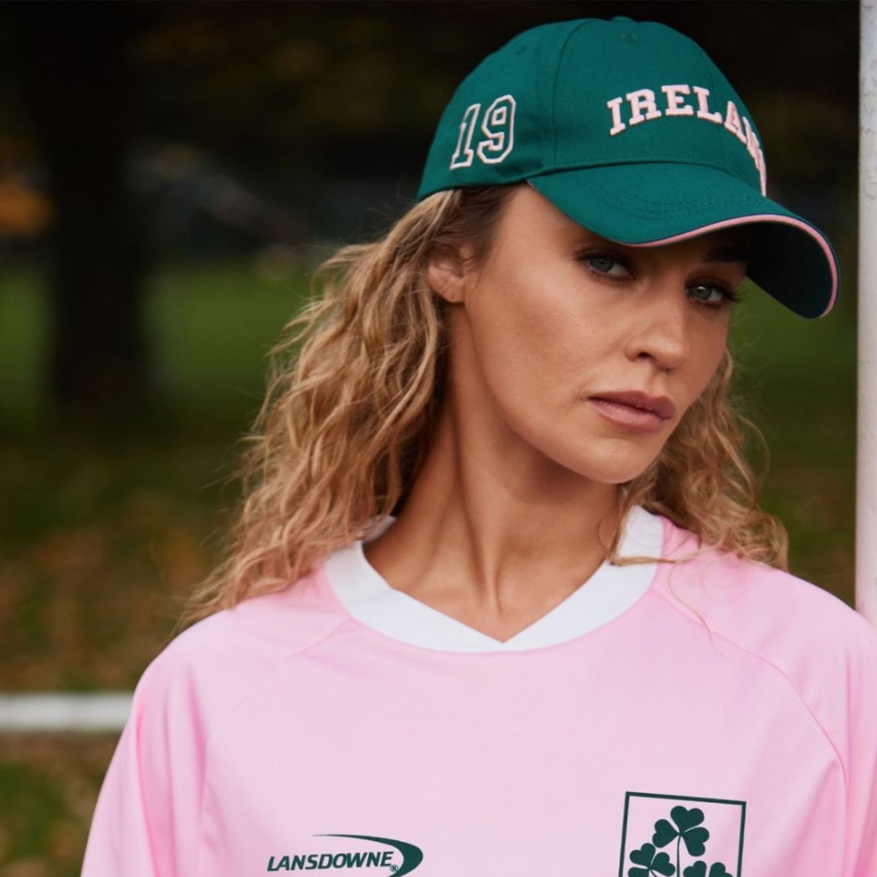 A bold baseball cap combining evergreen and pink tones. Classic shape with modern colour contrast. Ideal for casual outfits.