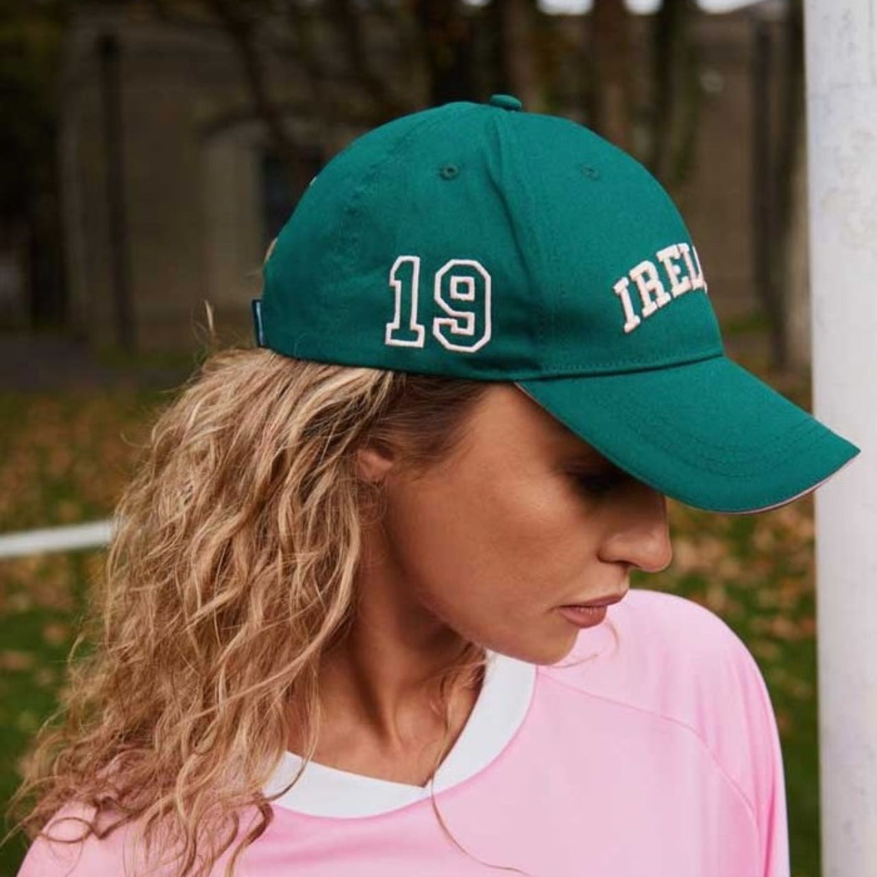 A bold baseball cap combining evergreen and pink tones. Classic shape with modern colour contrast. Ideal for casual outfits.