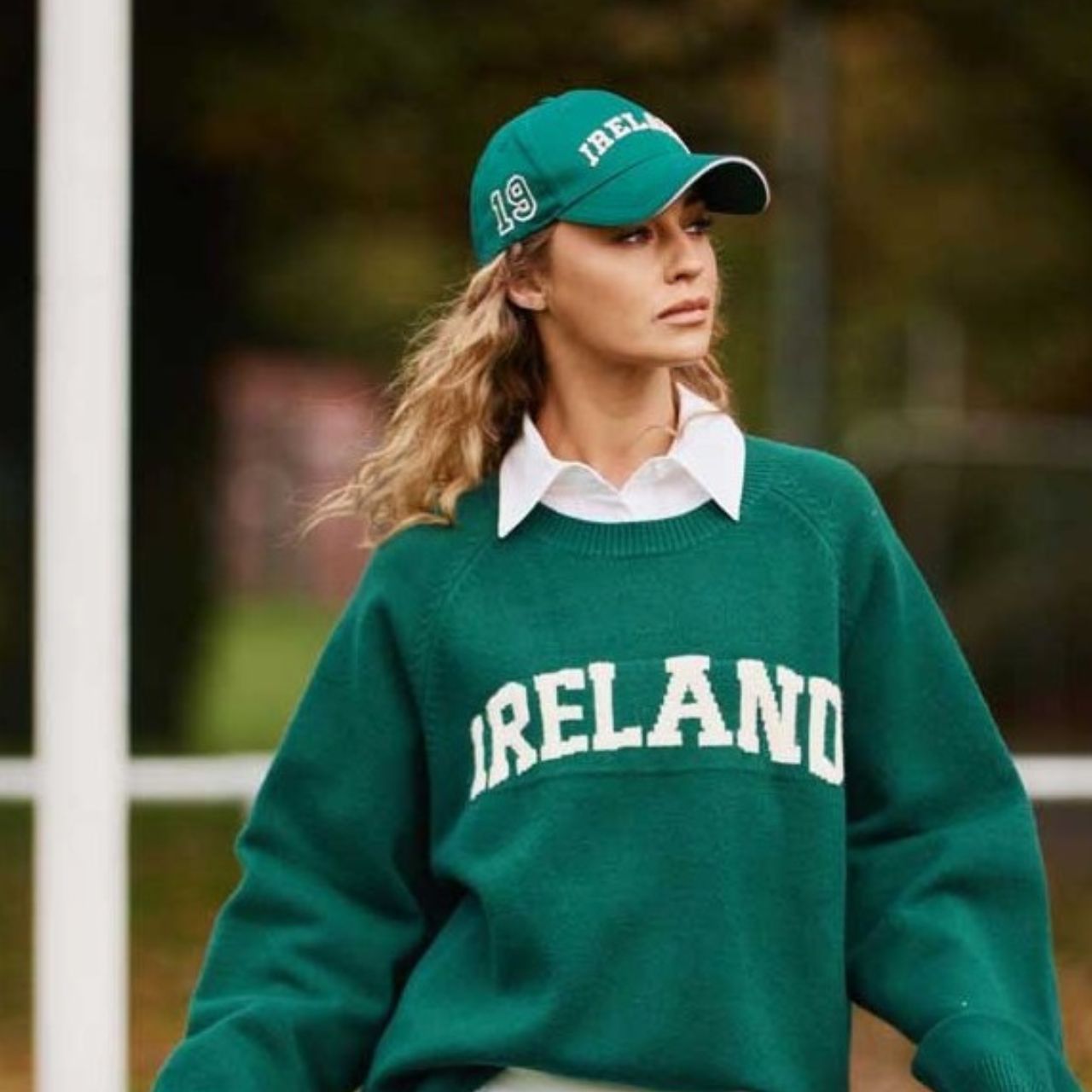 A bold baseball cap combining evergreen and pink tones. Classic shape with modern colour contrast. Ideal for casual outfits.