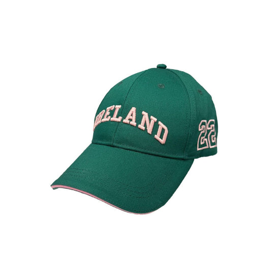 A bold baseball cap combining evergreen and pink tones. Classic shape with modern colour contrast. Ideal for casual outfits.