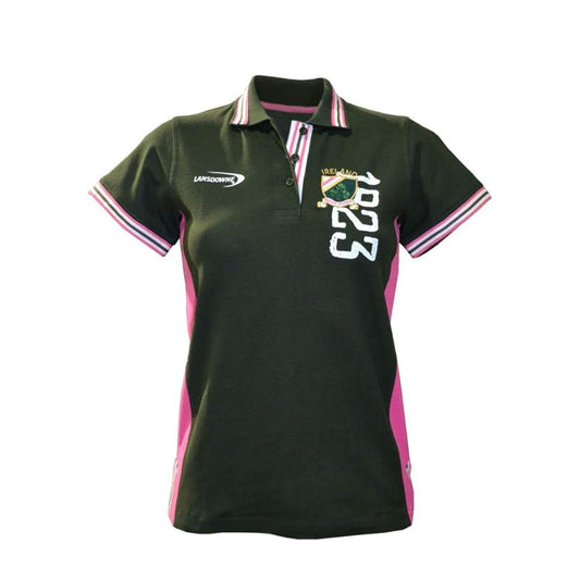 This ladies' bottle green polo shirt boasts bold pink stripes on both sides, creating a slimming and feminine appearance. This polo features the number "1823," a crest of Irish clovers and the Landsdowne logo. This shirt stands out with its vibrant trim on the sleeves and collar.