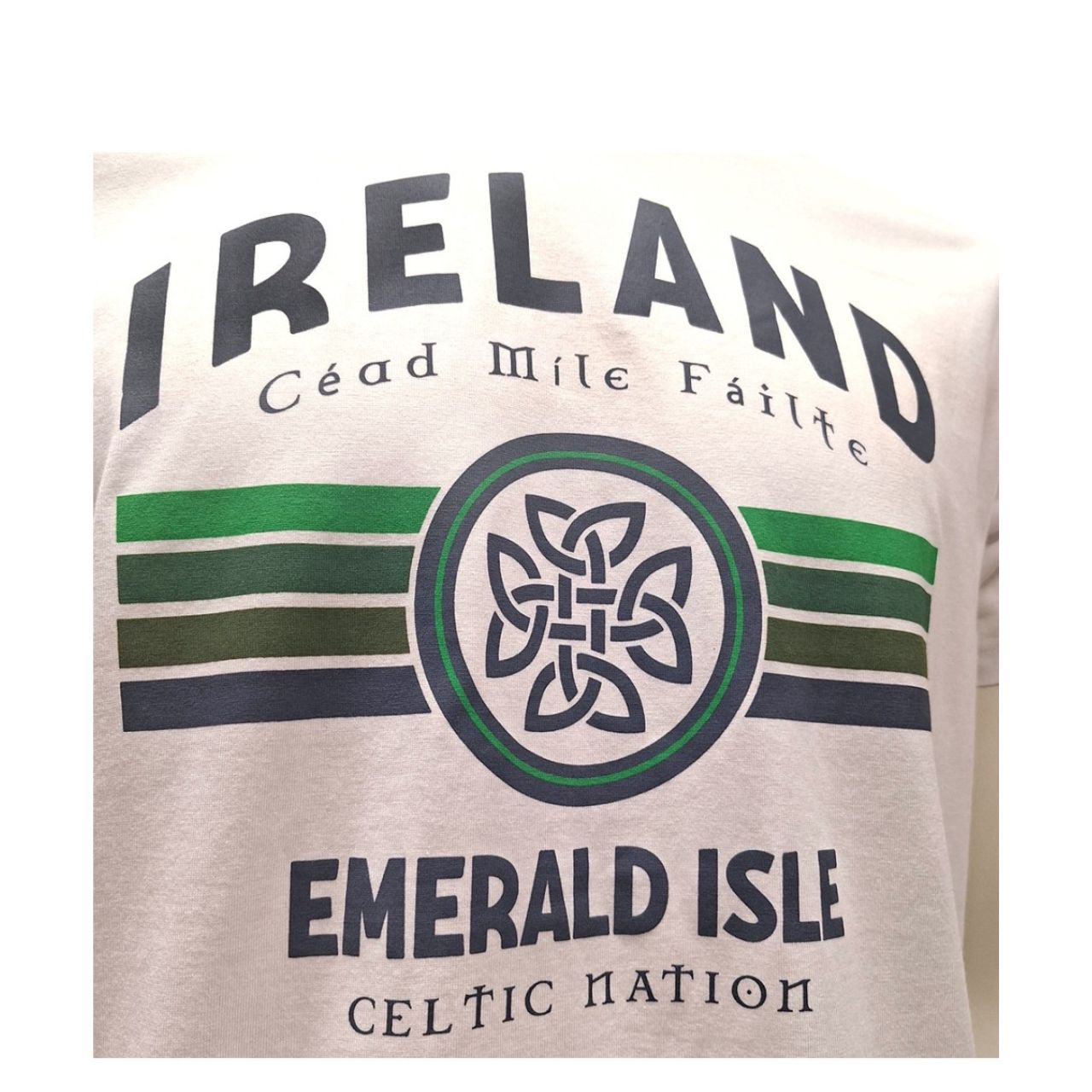 A crisp white tee featuring the warm Irish greeting ‘Céad Míle Fáilte’ for a classic souvenir look. Easy to style and comfortable for everyday outfits. A lovely pick for gifting or bringing a piece of Ireland home.