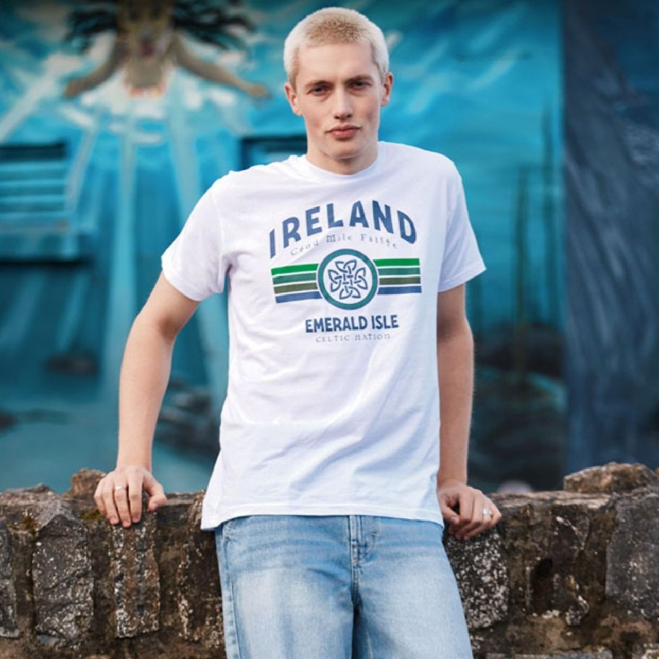 A crisp white tee featuring the warm Irish greeting ‘Céad Míle Fáilte’ for a classic souvenir look. Easy to style and comfortable for everyday outfits. A lovely pick for gifting or bringing a piece of Ireland home.