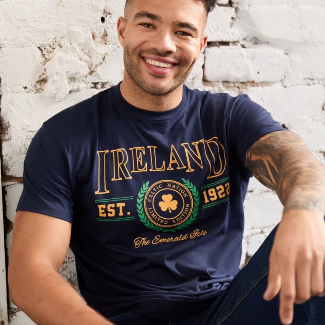 A navy tee featuring the ‘Emerald Isle Est. 1922’ design for a classic Ireland look that always feels in style. Comfortable and easy to pair with jeans, shorts, or layers. A brilliant everyday piece for travel and gifting.