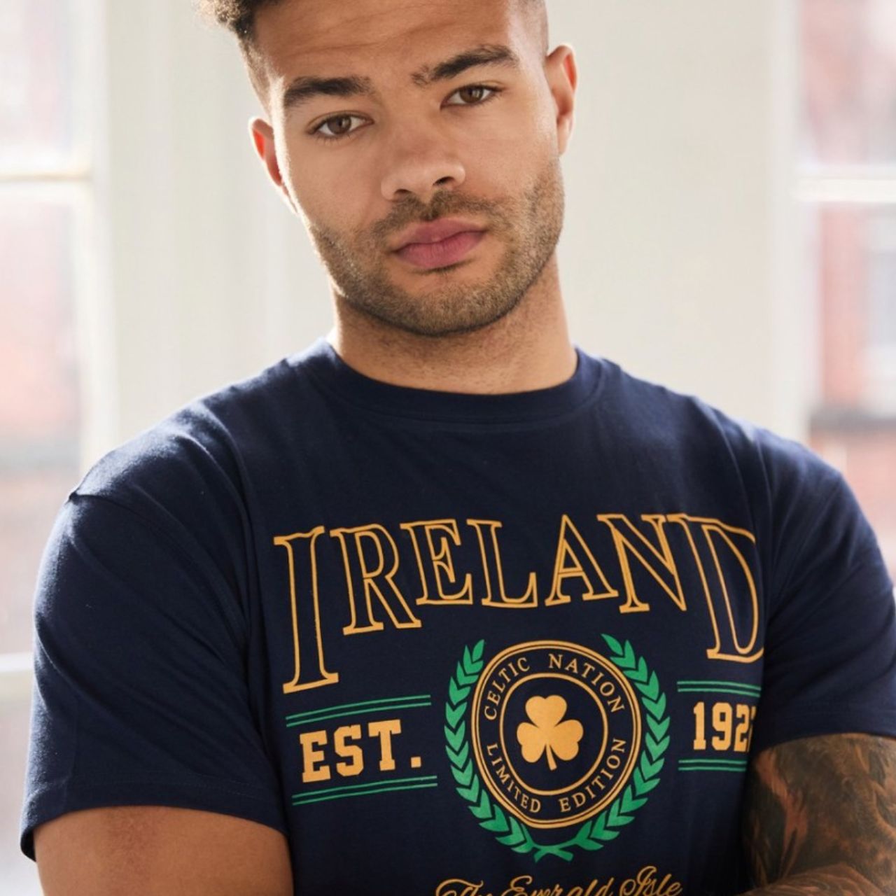 A navy tee featuring the ‘Emerald Isle Est. 1922’ design for a classic Ireland look that always feels in style. Comfortable and easy to pair with jeans, shorts, or layers. A brilliant everyday piece for travel and gifting.