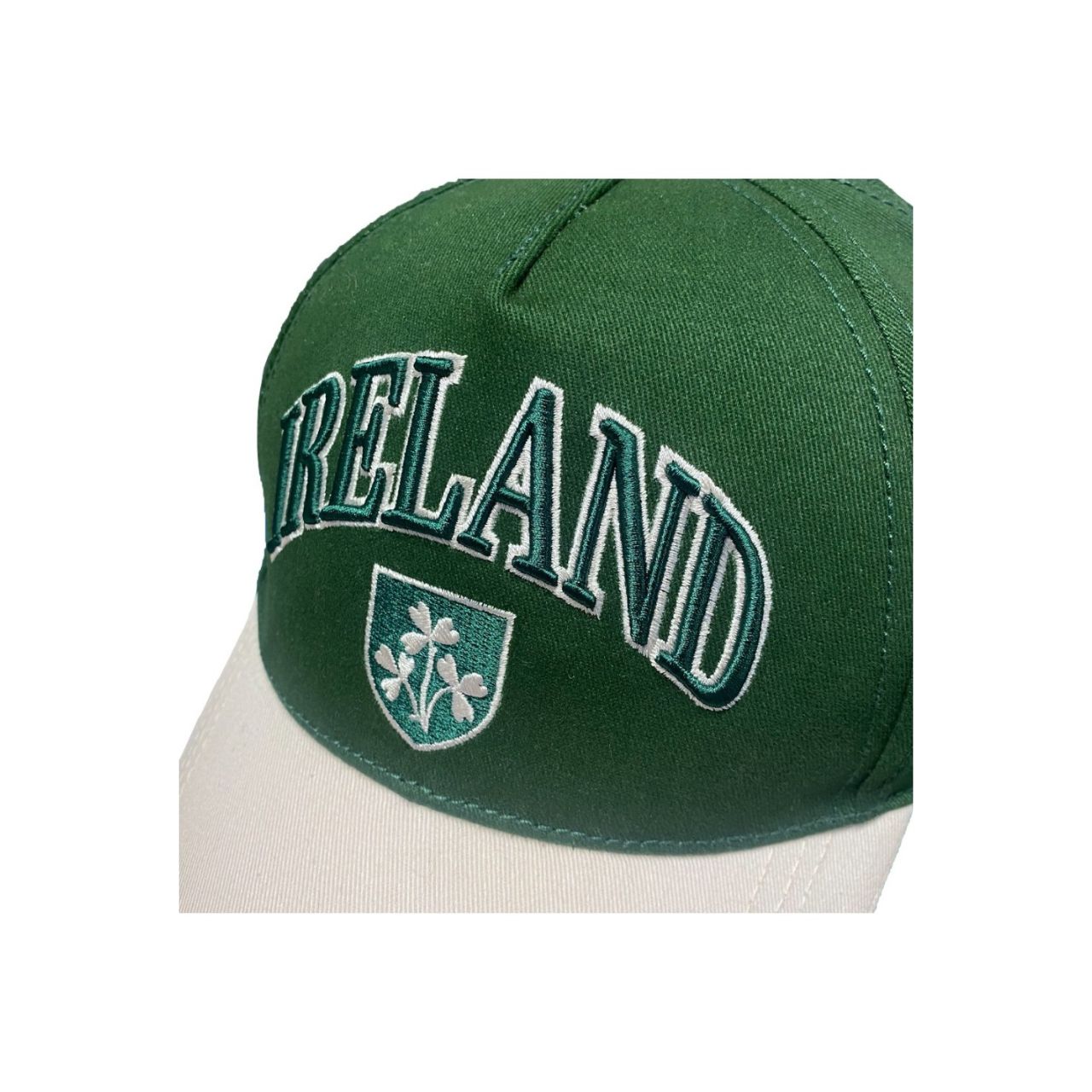 A classic Shamrock crest baseball cap in bottle green and cream. Structured shape with heritage appeal. Easy to pair with casual looks.