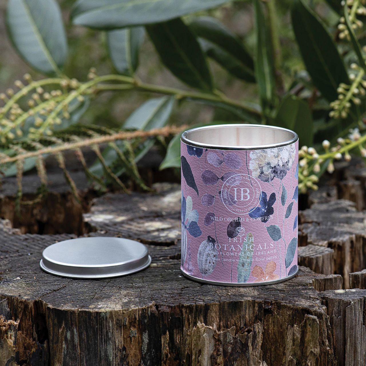Featuring harmonious Irish fragrances, complemented by real dried flowers. Encased in an eye-catching, decorative tin, this candle combines portability with sophistication, appealing to those seeking elegance and relaxation.