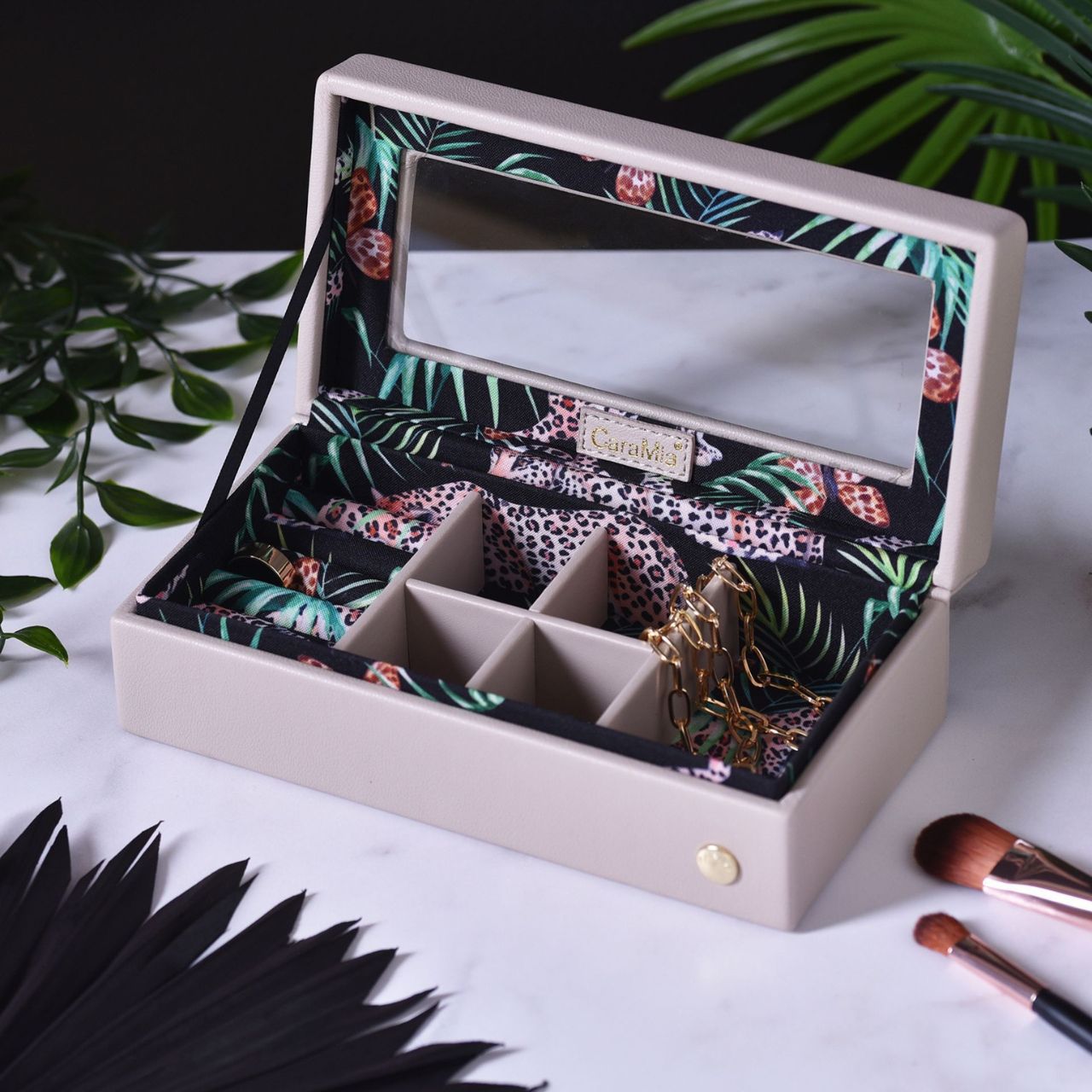 This striking jewellery case features a soft velvet interior.