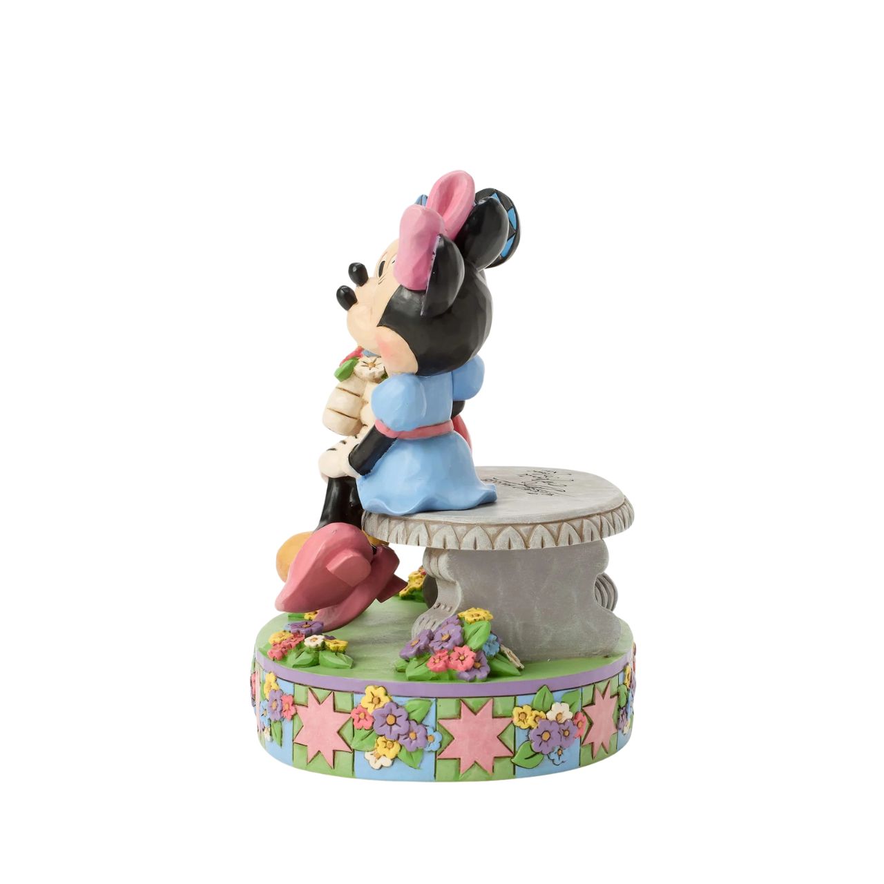 Mickey and Minnie share a sweet moment on a park bench in this romantic Jim Shore scene. Surrounded by colourful flowers and Jim's rosemaling and quilt patterns, Mickey presents Minnie with a fresh bouquet as she blushes.