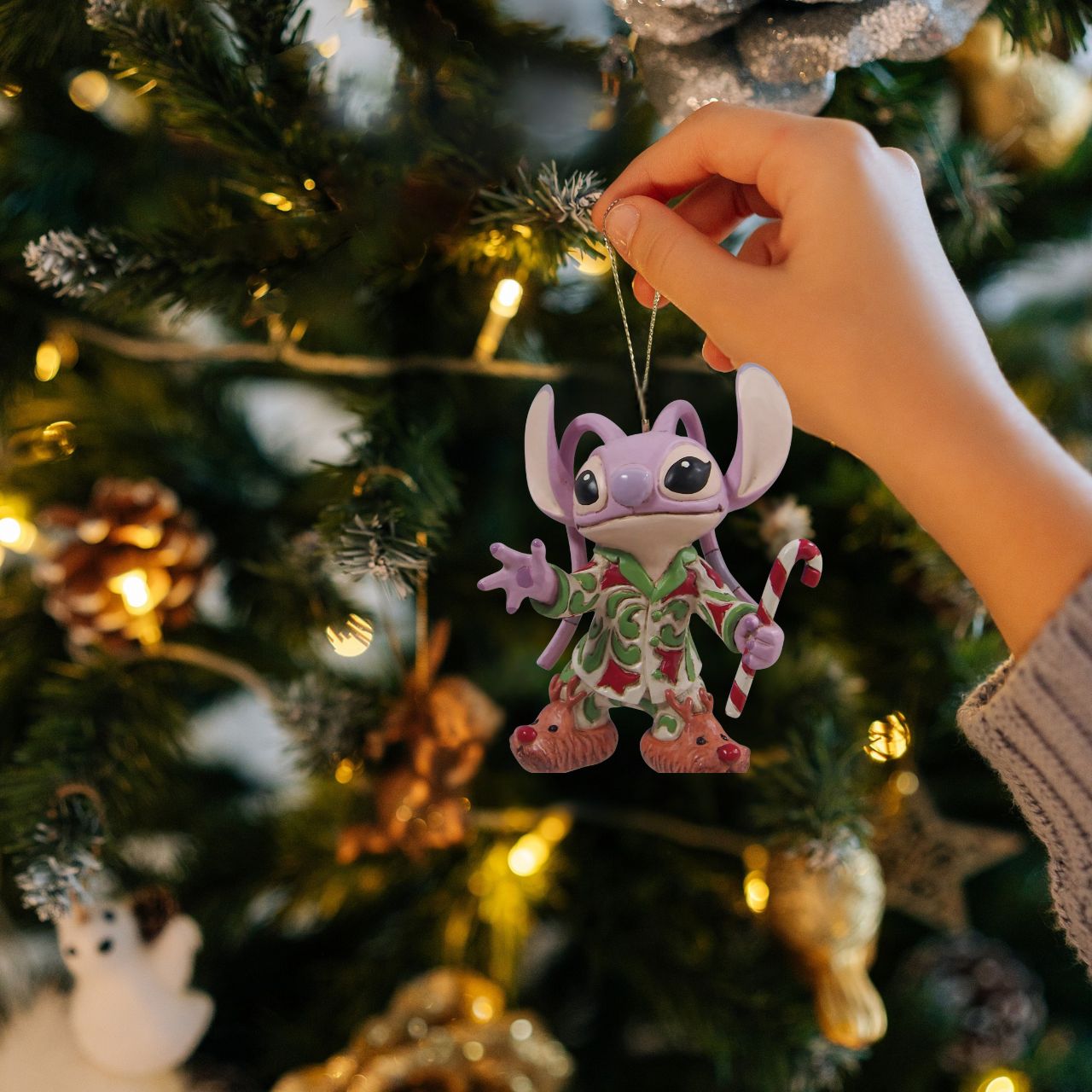 Angel is ready to see what Santa has brought this Christmas morning. This super-cute hanging ornament is perfect for decorating your tree this festive period and feature's Stitch's alien girlfriend, Angel.