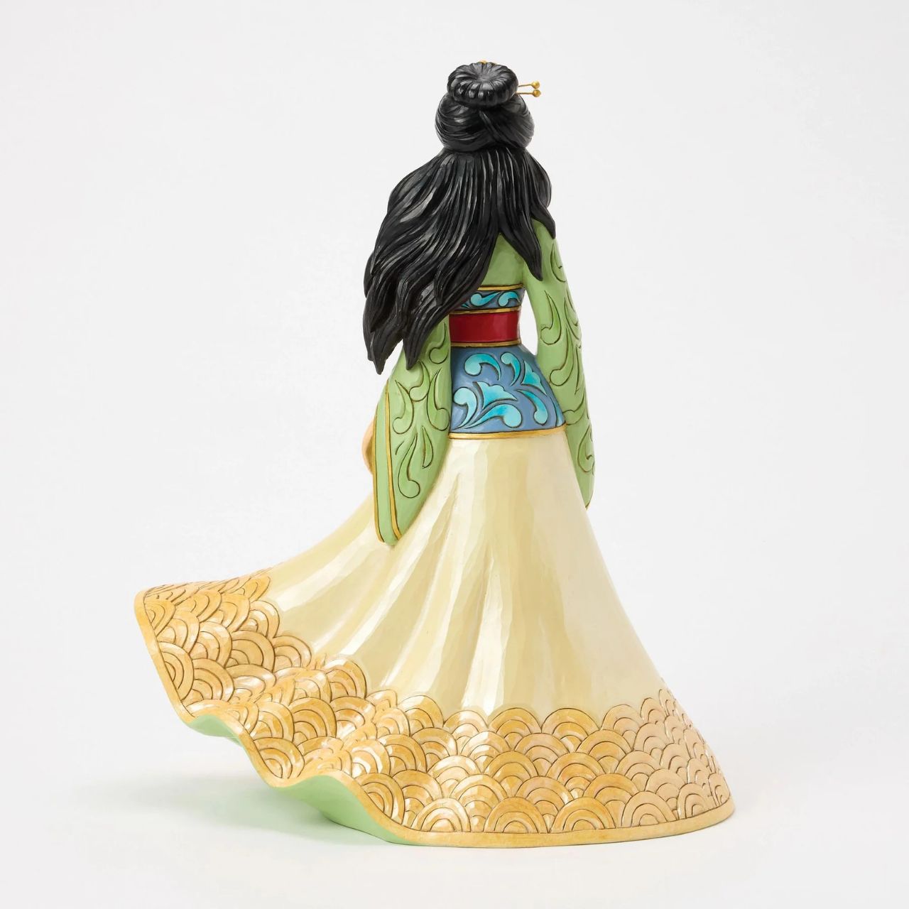 This exquisite Jim Shore deluxe princess bust showcases Mulan in her finest dress, carrying a sword with bravery and strength. With traditional makeup and cherished Chinese symbols, she captivates with beauty, legacy, and courage.