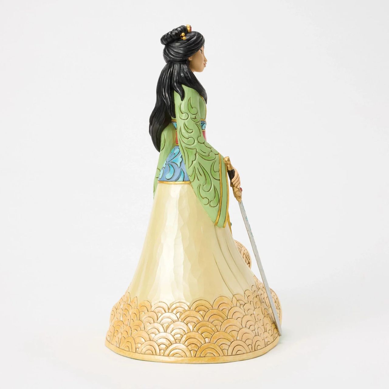 This exquisite Jim Shore deluxe princess bust showcases Mulan in her finest dress, carrying a sword with bravery and strength. With traditional makeup and cherished Chinese symbols, she captivates with beauty, legacy, and courage.