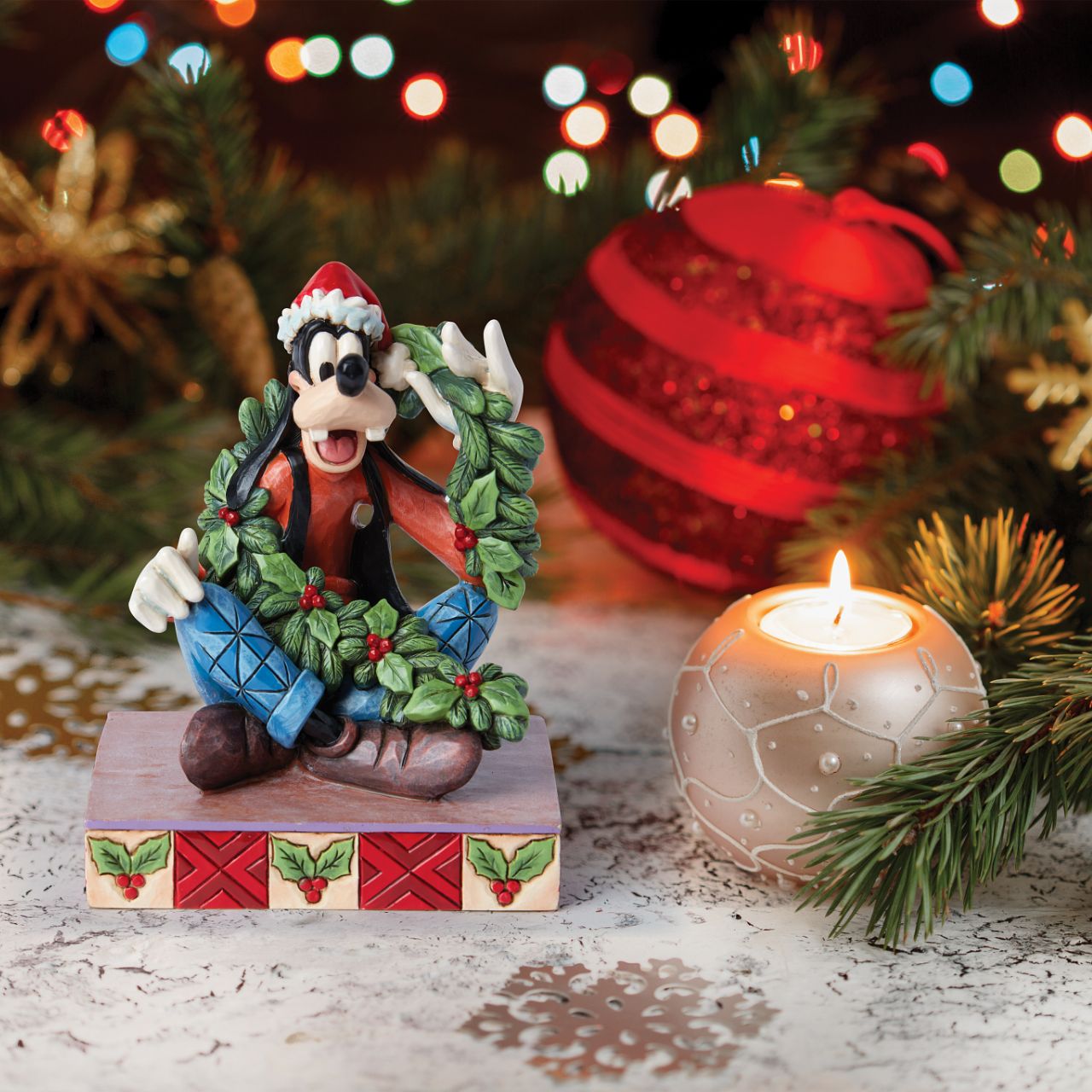 Goofy is celebrating Christmas in this cute festive figurine. Hand crafted by Disney Traditions, it comes in a fully branded gift box.