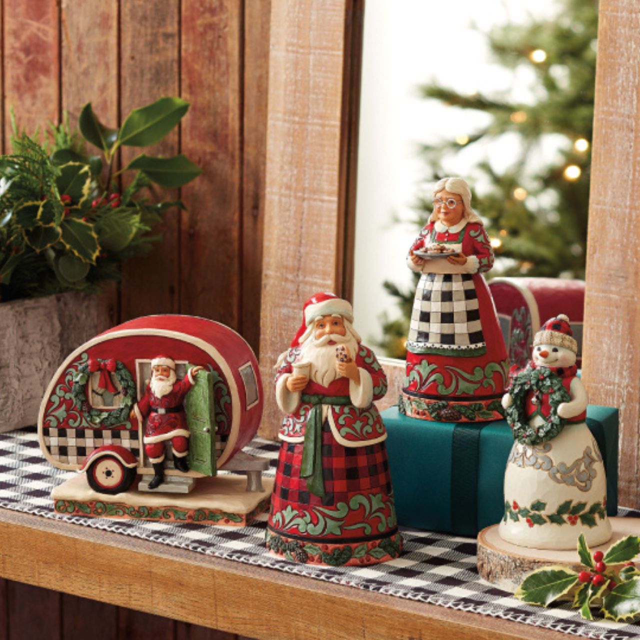 Heartwood Creek Highland Glen Mr Snowman Figurine  Designed by award winning artist Jim Shore as part of the Heartwood Creek Highland Glen Collection, hand crafted using high quality cast stone and hand painted, this festive Snowman is perfect for the Christmas season.