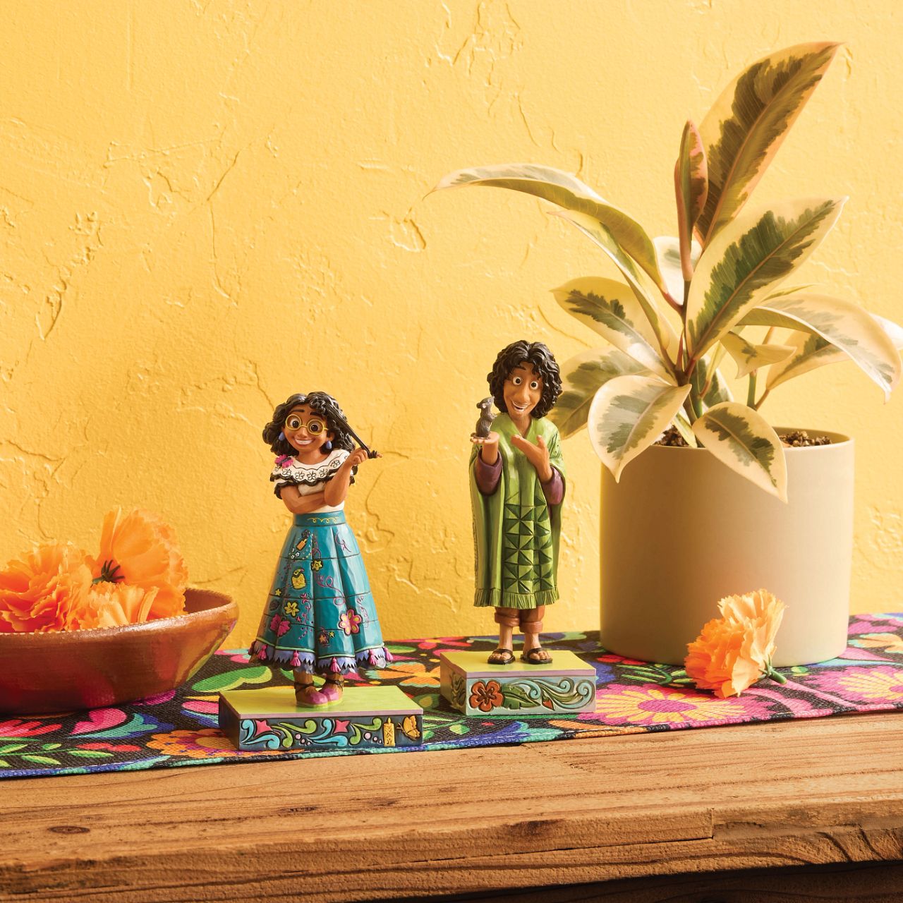Mirabel's lovable spirit shines as she twirls one of her curls in this striking Jim Shore bust. She's finding herself and her magic alongside Jim Shore's enchanting colours and intricate patterns that capture her charm and growing confidence.