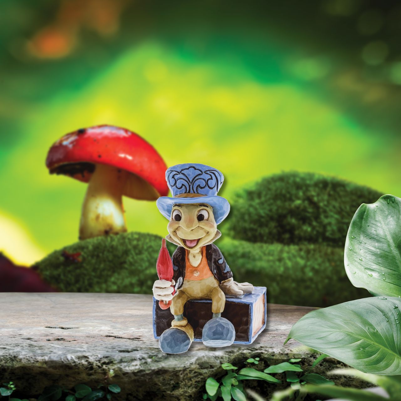 Beautifully handcrafted and delightfully decorated in time-honoured folk art motifs, Jim Shore's charming miniatures capture the essence of beloved Disney characters. Jiminy Cricket imparts some wisdom in this scene from the classic Pinocchio.