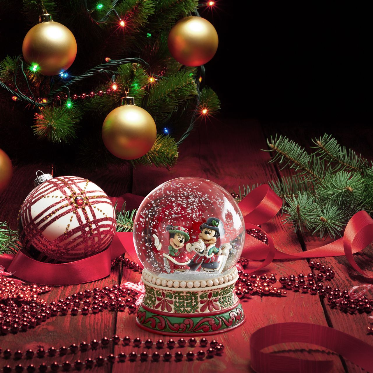 Jim Shore Splendid Skaters - Victorian Mickey and Minnie Mouse Waterball  Mickey and Minnie Mouse are filled with Christmas spirit as they ice skate in this victorian inspired waterball. Unique variations should be expected as this product is hand painted. Packed in a branded gift box. Not a toy or children's product.