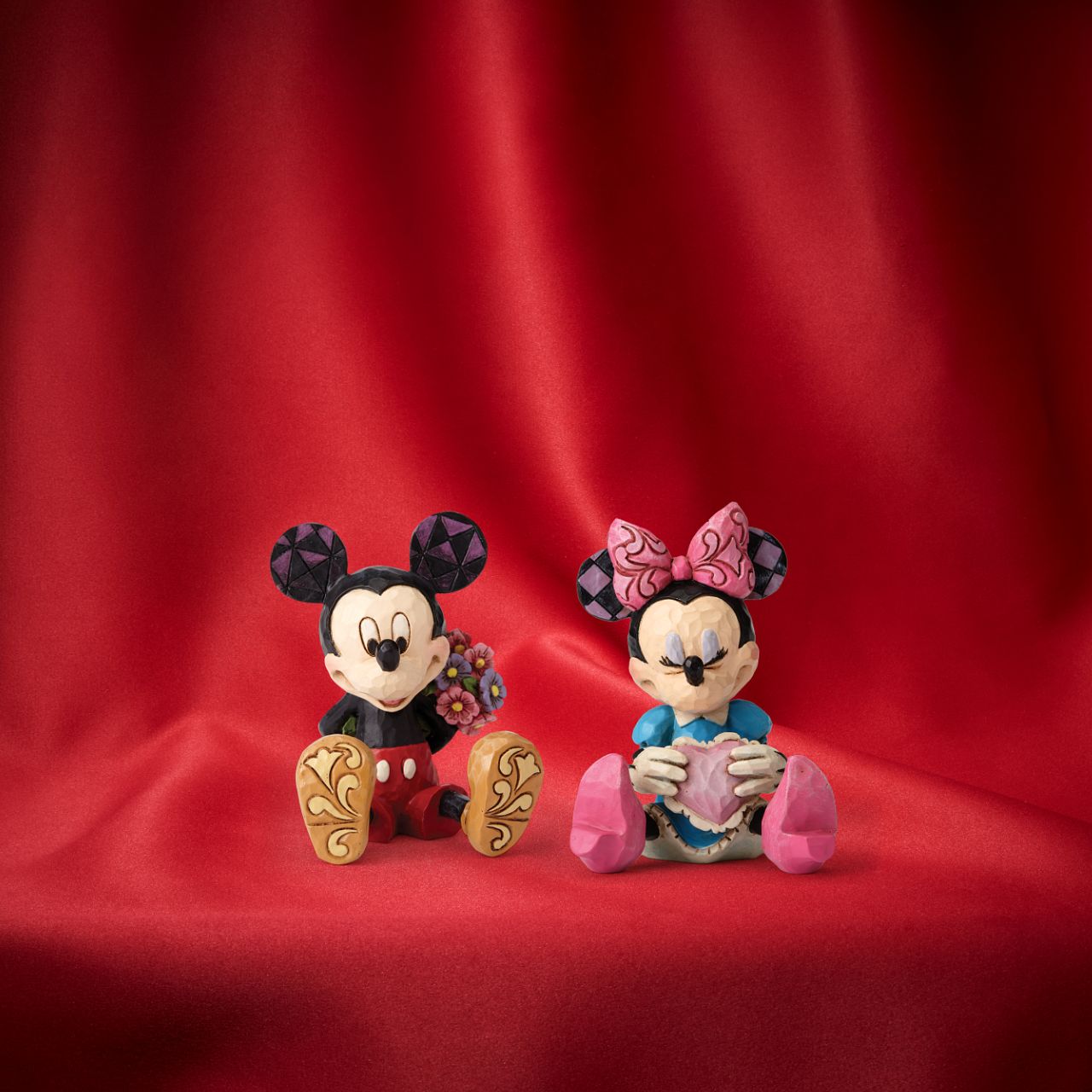 Beautifully handcrafted and delightfully decorated in time-honoured folk art motifs, Jim Shore's charming miniatures capture the essence of beloved Disney characters.