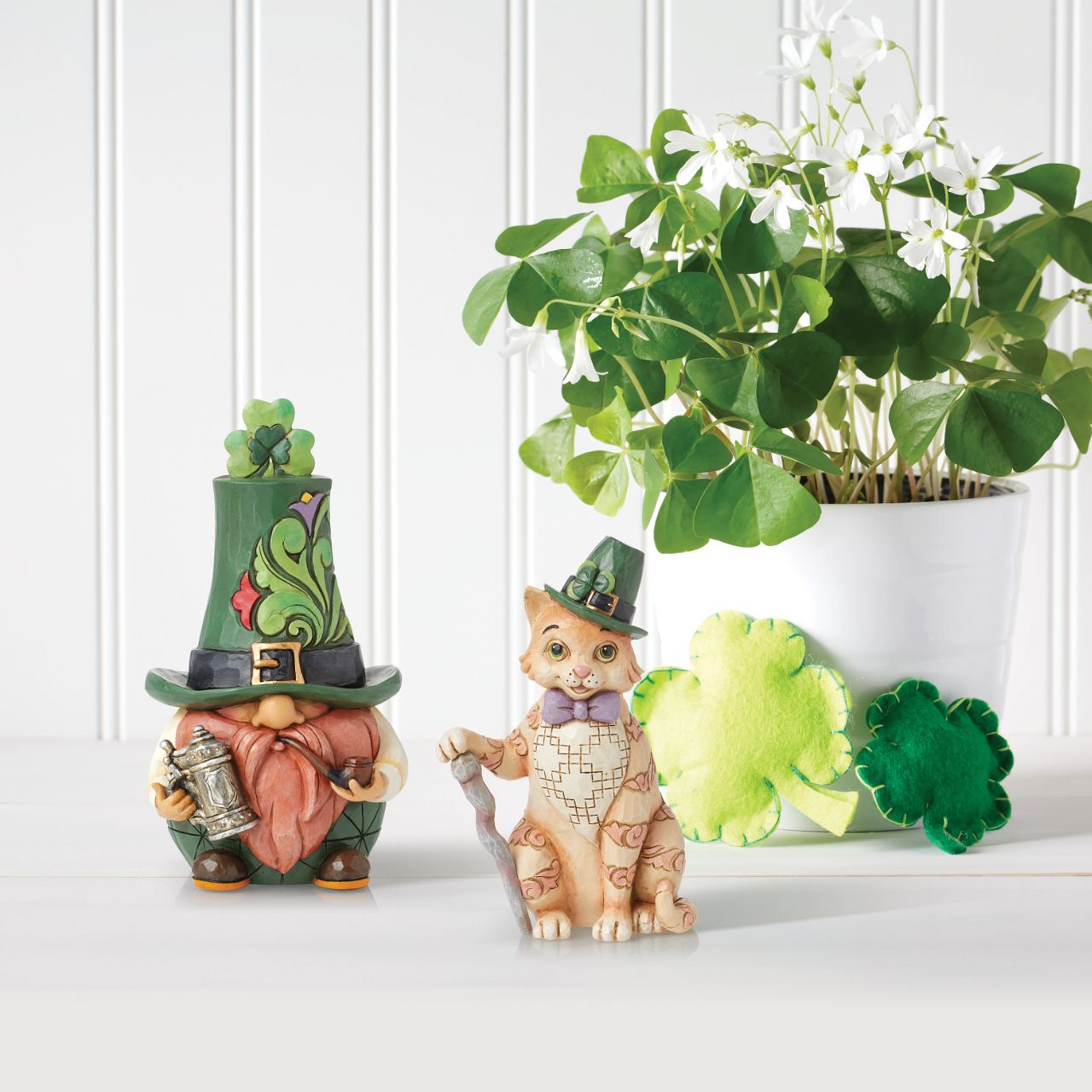 This super cute cat is the perfect gift for anyone celebrating St Patricks Day or whoever just loves cats. Hand sculpted and painted as part of the Jim Shore Heartwood Creek collection, this comes in fully branded packaging.&nbsp;