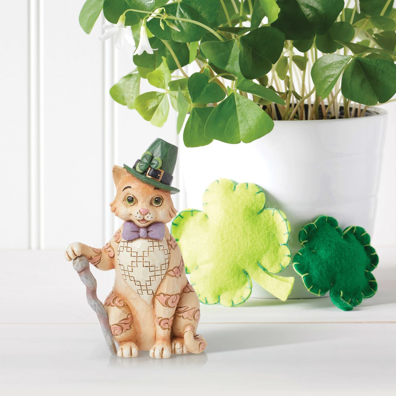 This super cute cat is the perfect gift for anyone celebrating St Patricks Day or whoever just loves cats. Hand sculpted and painted as part of the Jim Shore Heartwood Creek collection, this comes in fully branded packaging.&nbsp;