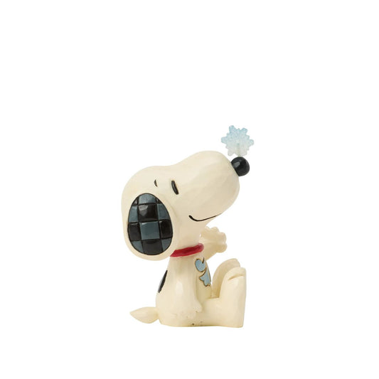 Snoopy balances a delicate snowflake on his nose in this sweet Jim Shore mini. Full of playful charm, it's a whimsical nod to snowy days and the magic of winter. Celebrate your holiday season with the magic of the Peanuts.