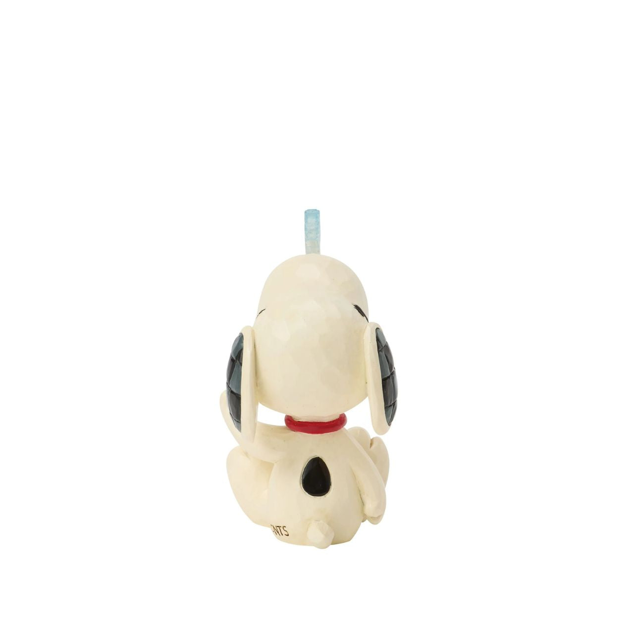 Snoopy balances a delicate snowflake on his nose in this sweet Jim Shore mini. Full of playful charm, it's a whimsical nod to snowy days and the magic of winter. Celebrate your holiday season with the magic of the Peanuts.