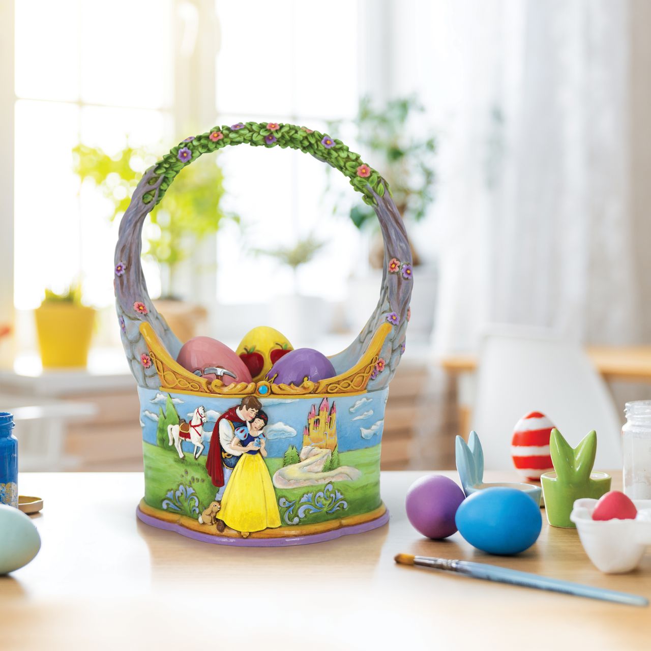 "The Tale That Started Them All " In honour of the 85th anniversary of Snow White and the Seven Dwarfs, Jim Shore crafts a dazzling Easter basket with 3 eggs showcasing the icons from the classic film in intricate detail and colour. The basket features two striking sides illustrating Snow White with her Prince and with her merry Seven Dwarfs.
