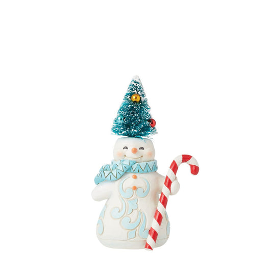 Good things come in small packages this pint sized snowman is now exception. Crafted for the Heartwood Creek collection by Jim Shore, he comes in fully branded packaging.
