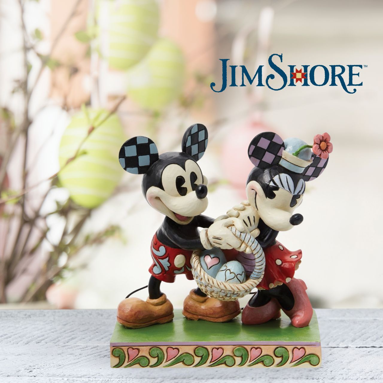 Celebrate the magic of Easter with the vintage-style Mickey and Minnie Mouse figurine from Disney Traditions by Jim Shore. These "Springtime Sweethearts" are depicted holding an Easter basket filled with vibrant coloured eggs, capturing the essence of springtime traditions.