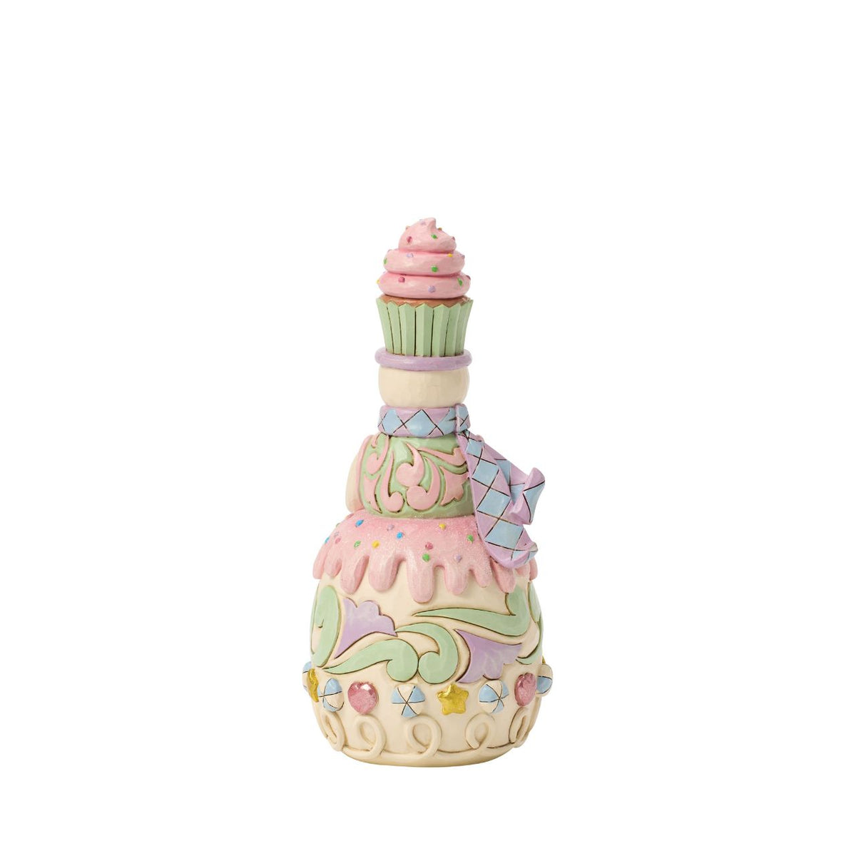 This charming gingerbread snowman proudly carries a frosted bunt cake, ready for holiday feasts. Jim Shore's folk patterns blend with candy-sweet colours, making him as warm and inviting as fresh-baked treats.