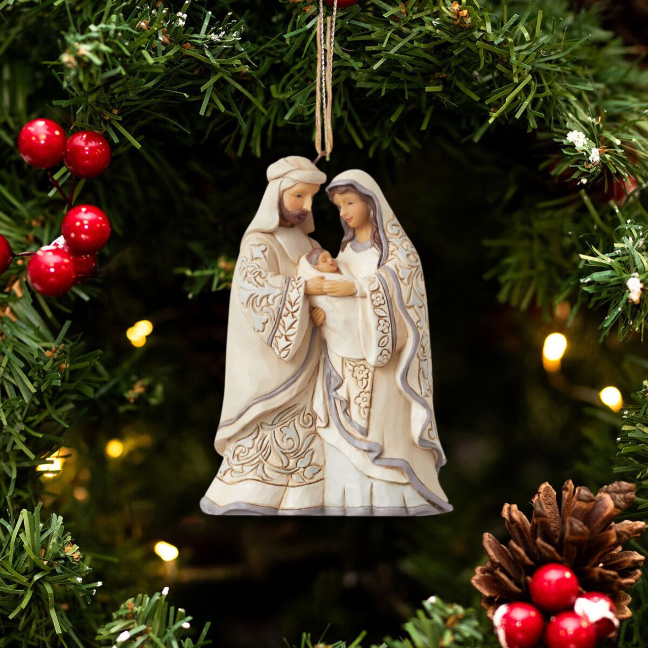 From the White Woodland collection as part of Heartwood Creek by Jim Shore, this Nativity hanging ornament is perfect for any festive tree this Christmas. Comes in fully branded packaging.