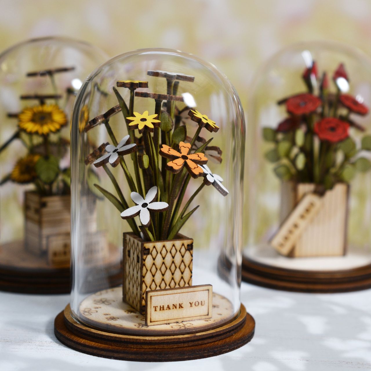 Tell someone you Love them with this beautiful Love You flower figurine. This eco-friendly glass dome decoration encases a bunch of beautiful red rose, adorned with an 'love you' gift tag.
