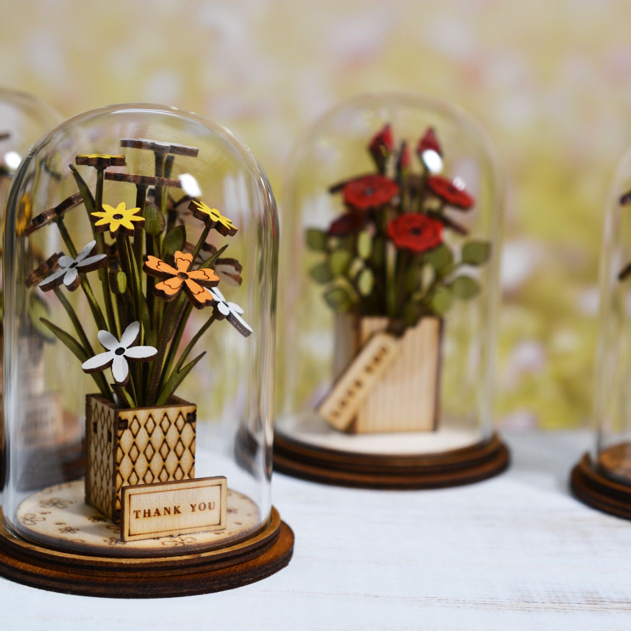 Tell someone you Love them with this beautiful Love You flower figurine. This eco-friendly glass dome decoration encases a bunch of beautiful red rose, adorned with an 'love you' gift tag.