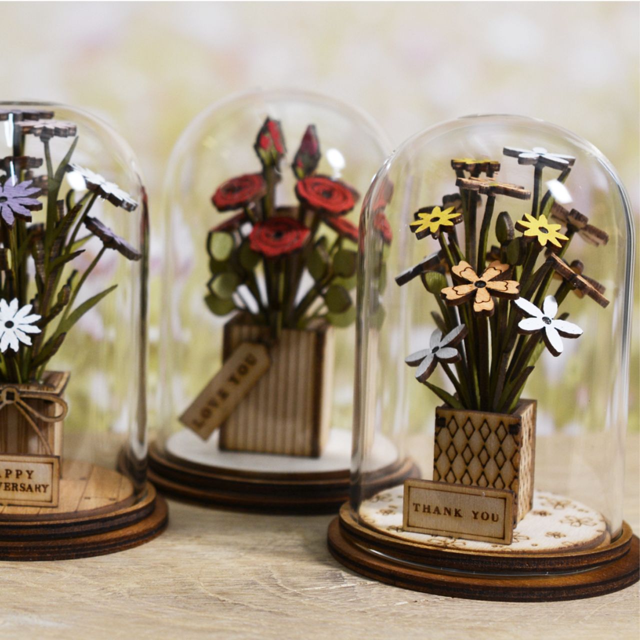 Tell someone you Love them with this beautiful Love You flower figurine. This eco-friendly glass dome decoration encases a bunch of beautiful red rose, adorned with an 'love you' gift tag.