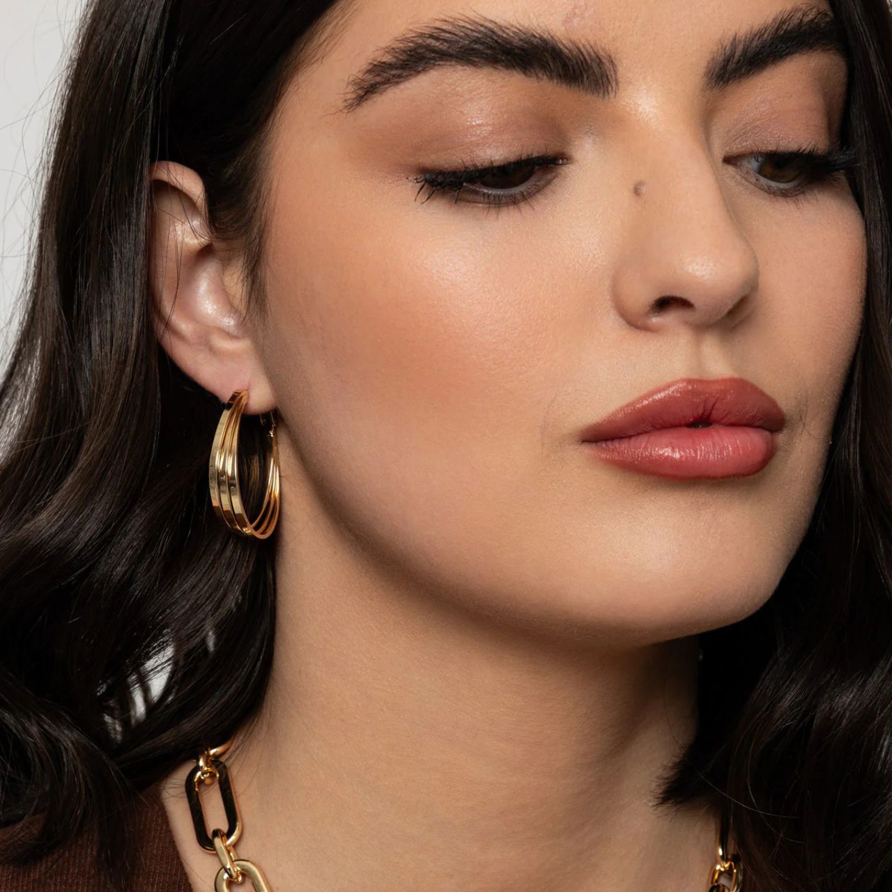 Contemporary style oval hoops with post & clip fastening. Gold plating. Length 3.5cm.