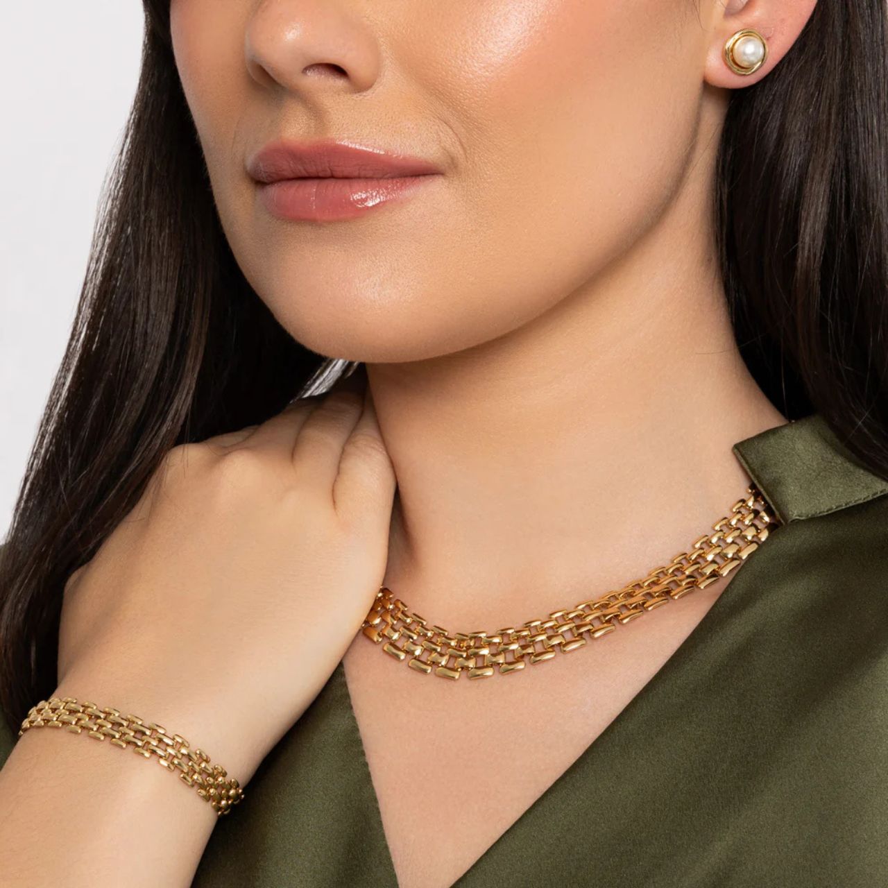 Beautiful flat chain necklace in vintage style.