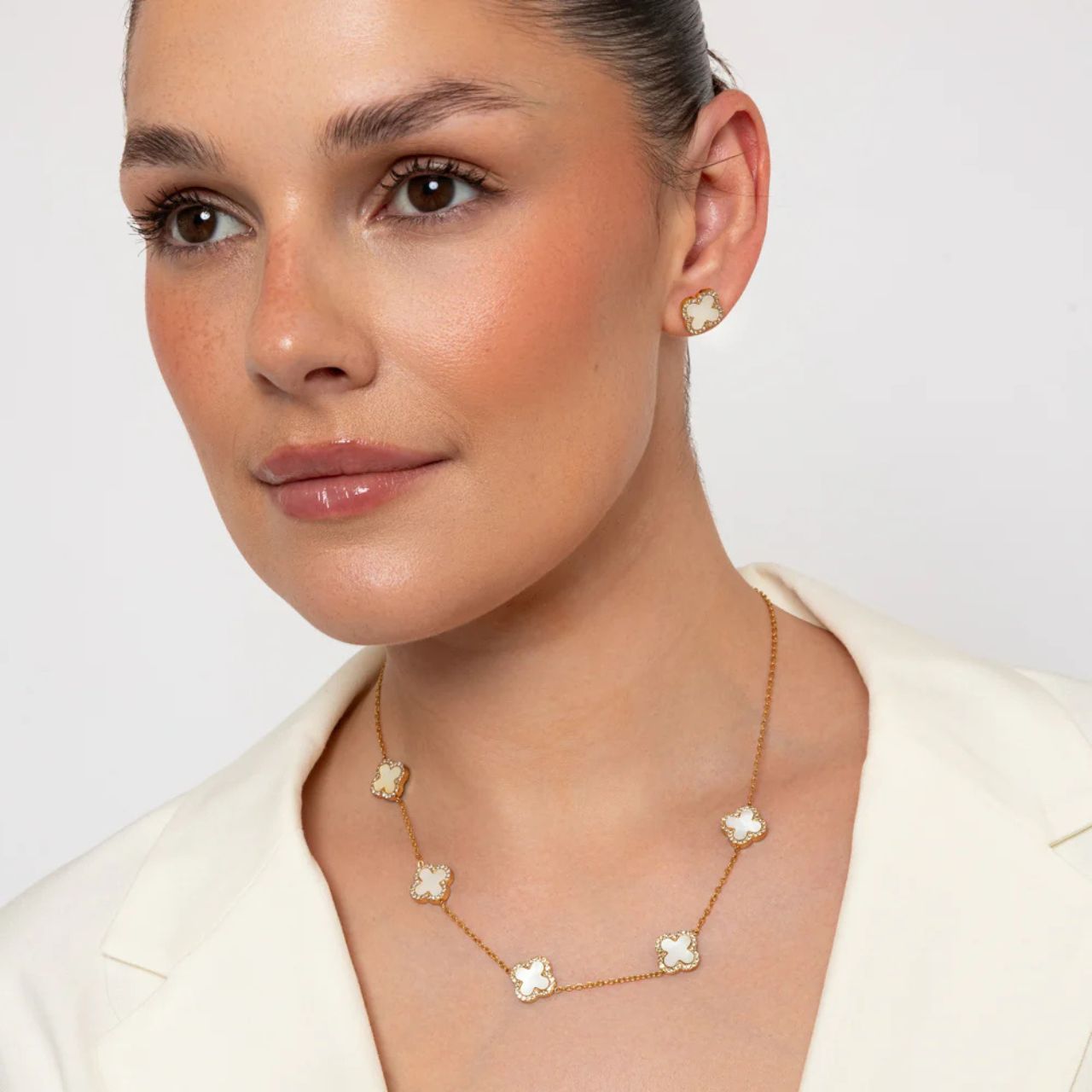 Fiver clover elements with shell pearl & crystal on fine gold plated chain. Lobster claw fastening.